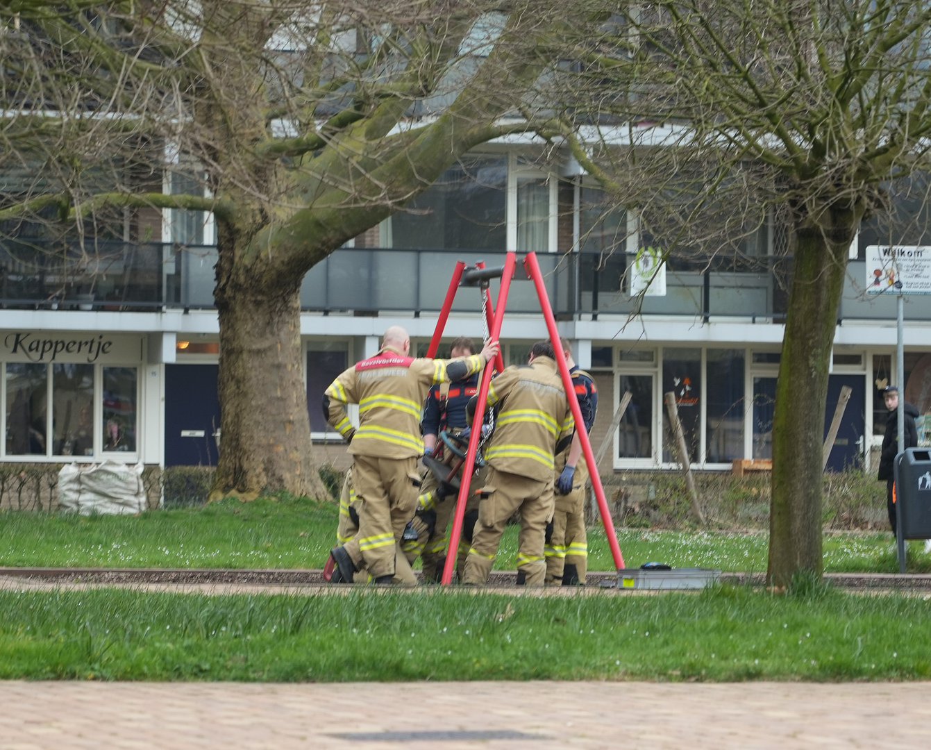 Kind vast in schommel, brandweer komt in actie