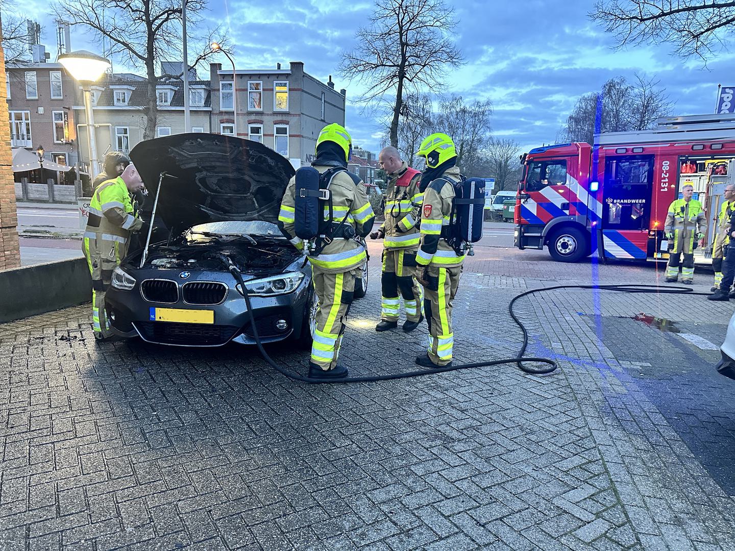 Auto vliegt in brand tijdens het rijden