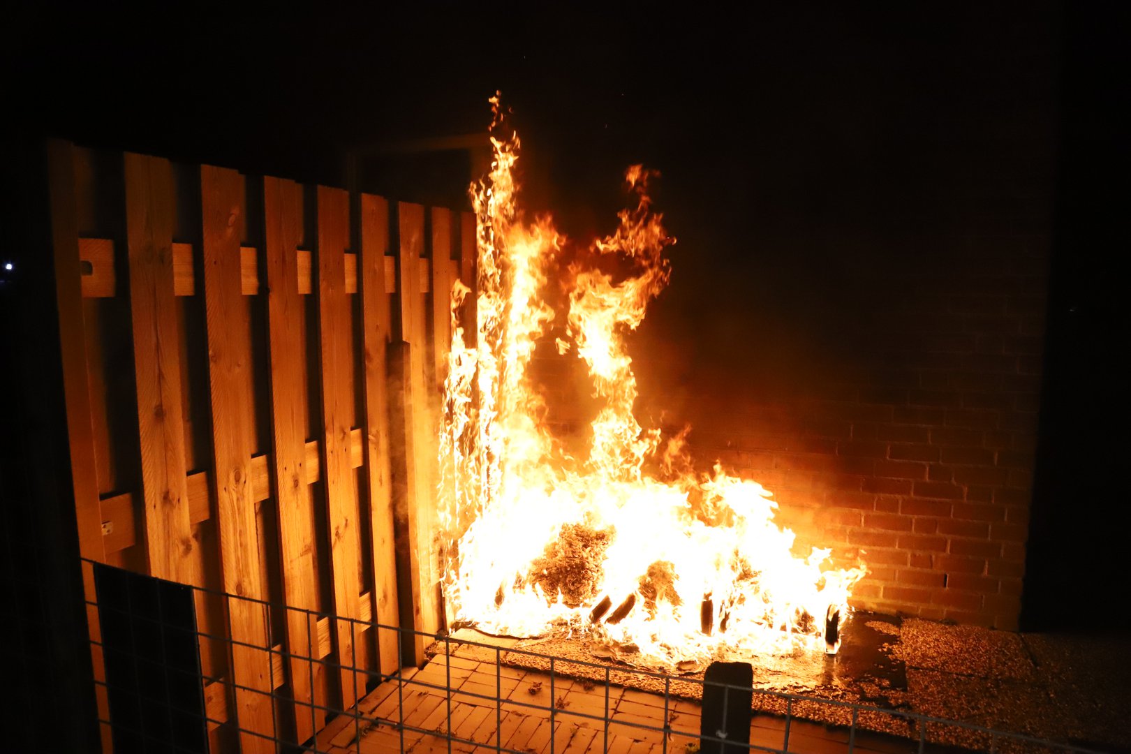 In korte tijdens zeven branden gesticht, politie zoekt naar brandstichter