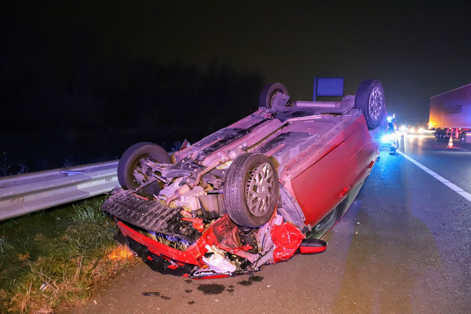 Auto op z’n kop na ongeval op snelweg