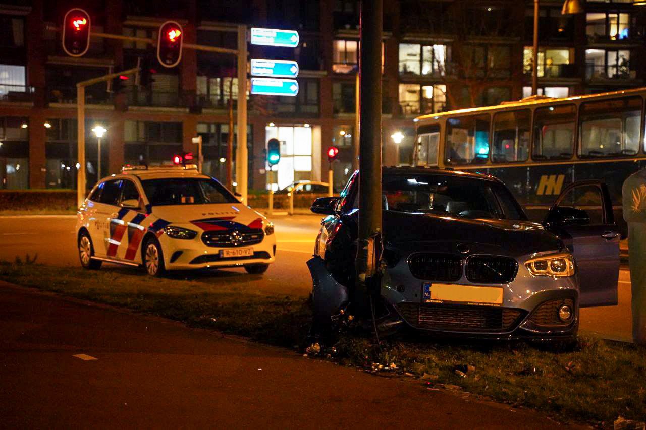 Veel schade na botsing met auto tegen lantaarnpaal