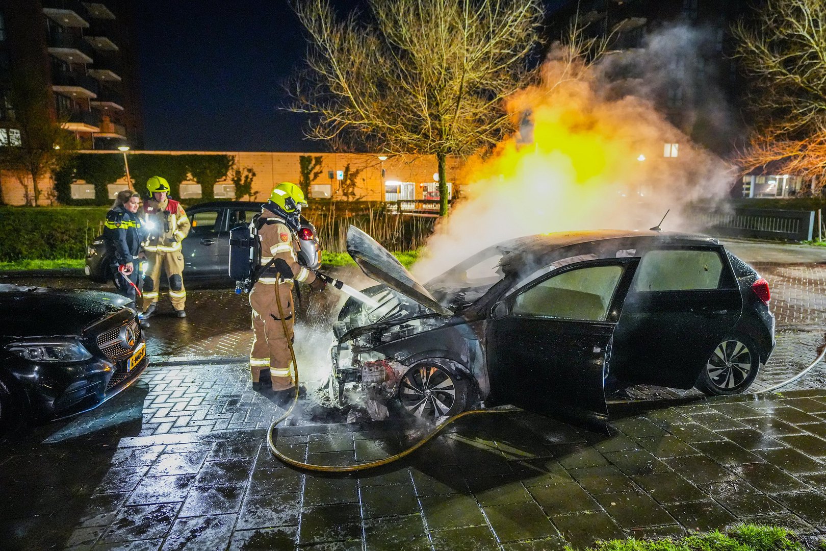 Geparkeerde auto door brand verwoest, politie onderzoekt brandstichting