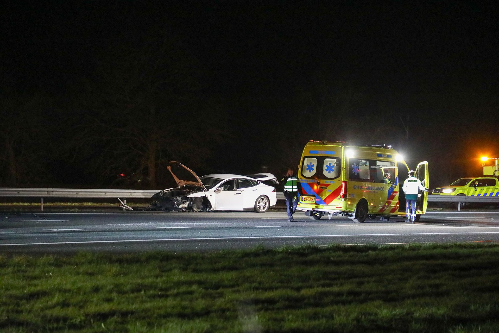 Ravage na ongeval op snelweg, vrachtwagen rijdt door