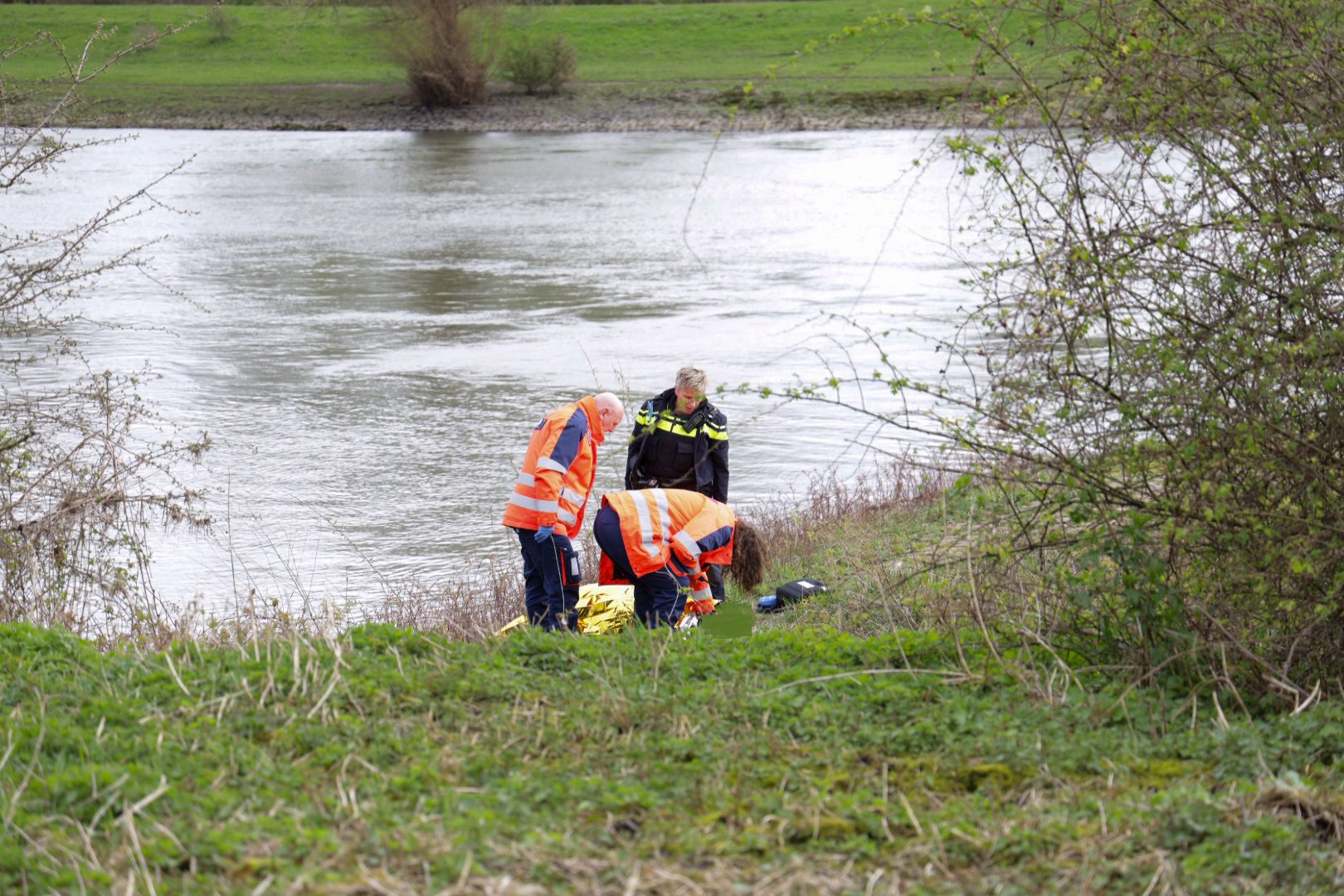 Kanoër vindt onderkoelde vrouw langs waterkant