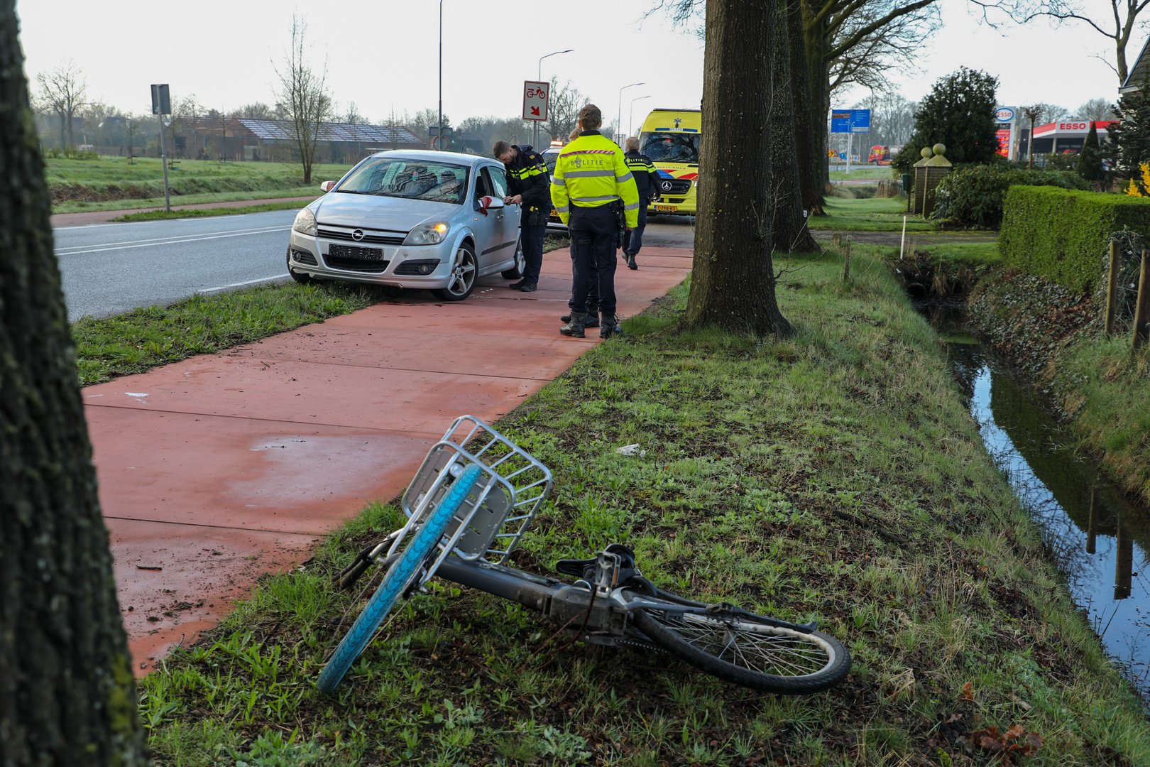 Fietser steekt straat over en wordt geschept door auto, gewond naar ziekenhuis