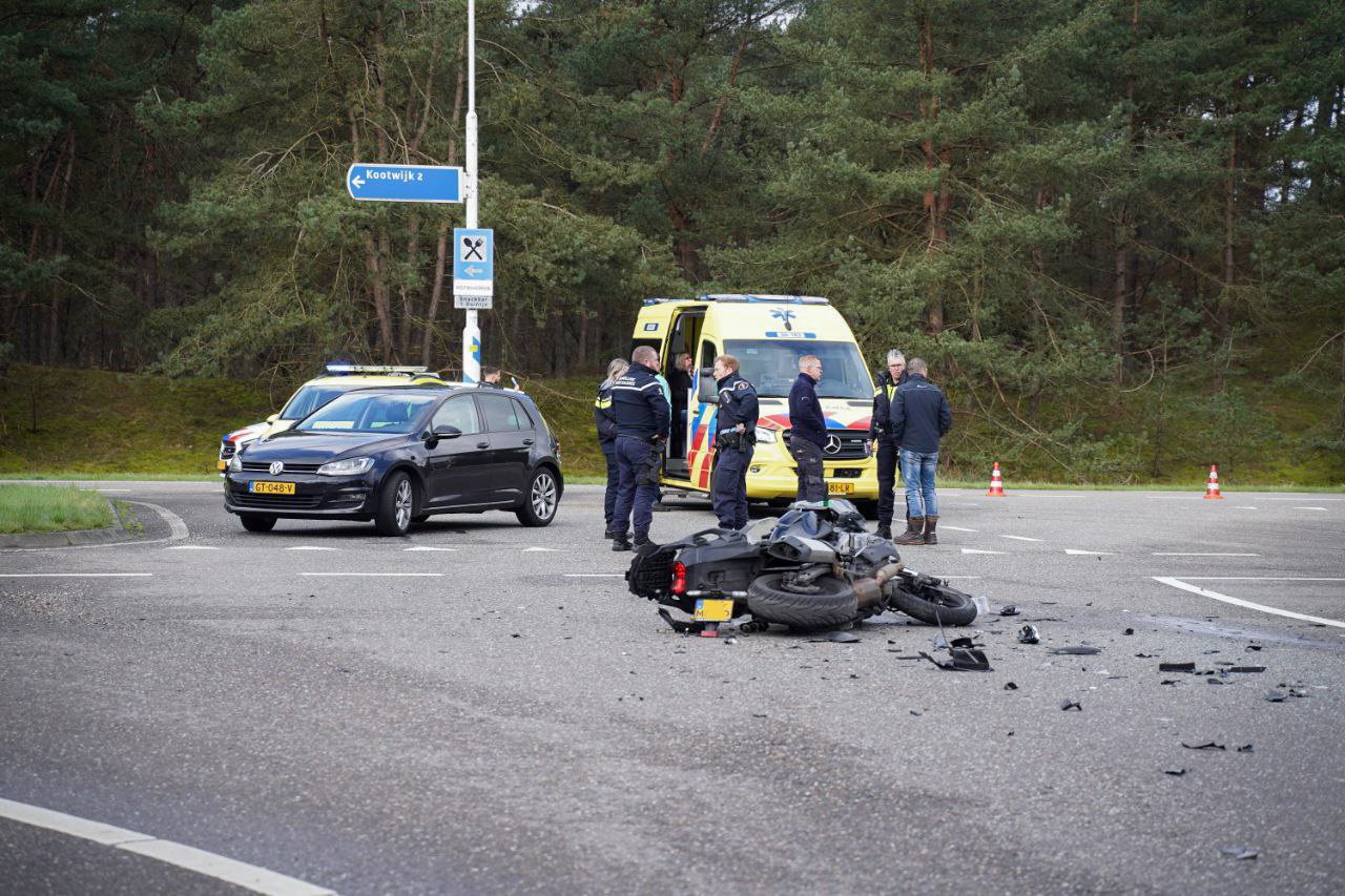 Motorrijder geschept door auto, zwaargewond naar ziekenhuis