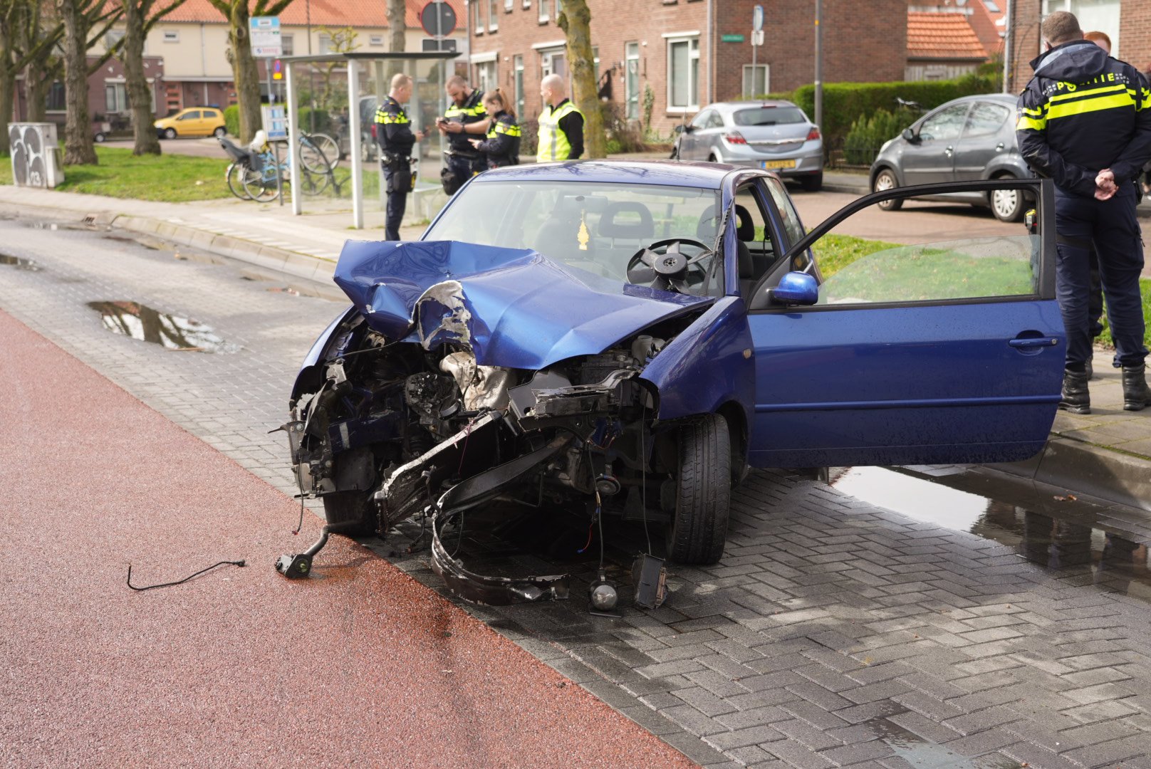 Auto ramt boom, bestuurder gewond naar ziekenhuis