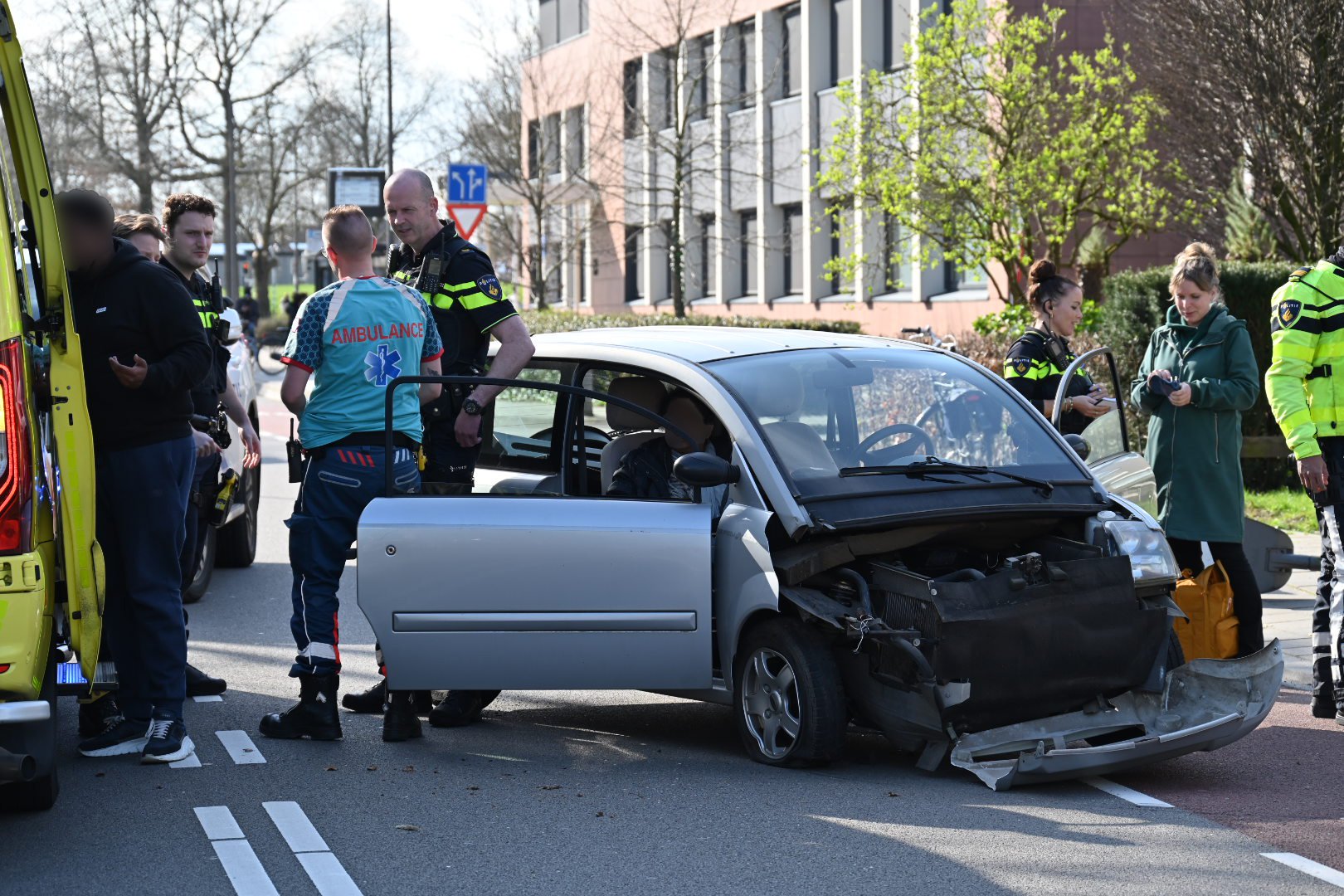 Lantaarnpaal moet het ontgelden na aanrijding met brommobiel