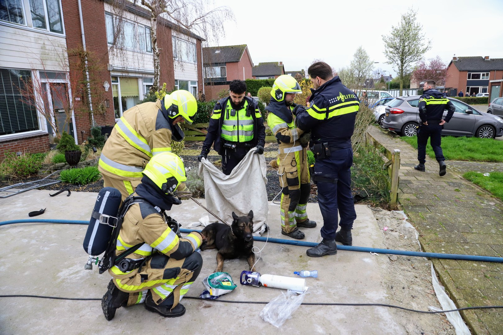 Brandweer redt huisdieren tijdens woningbrand