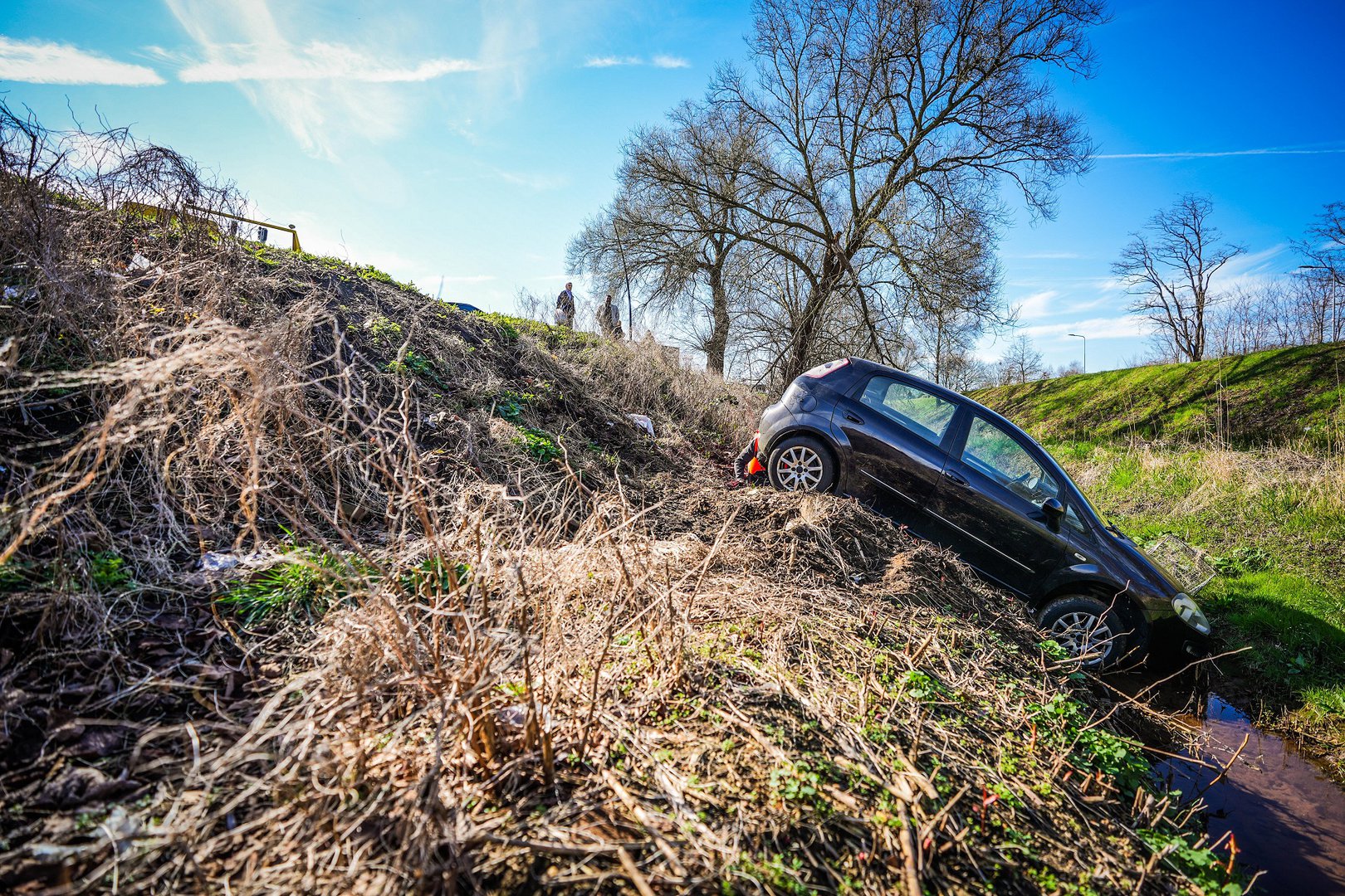 Opnieuw een auto in de sloot door vergeten handrem