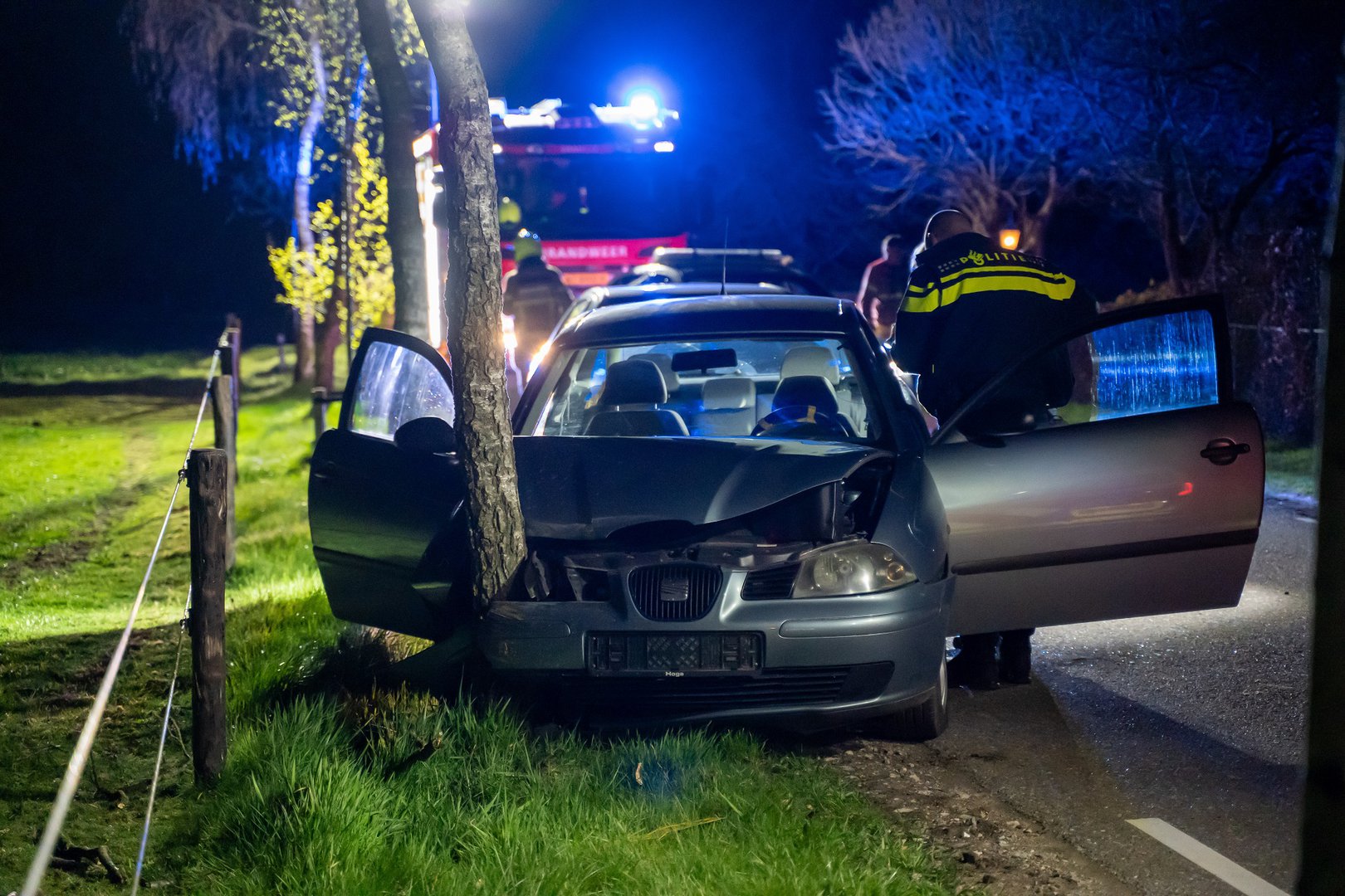 Vrouw gewond na botsing tegen boom