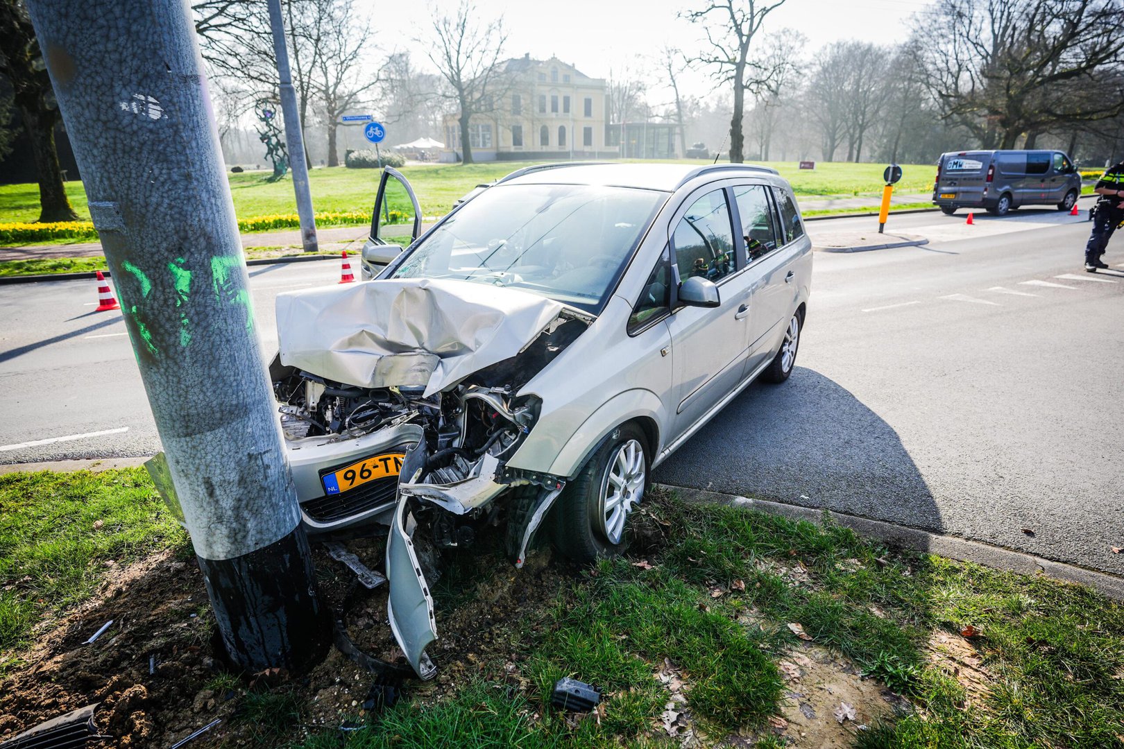 Automobilist gewond na botsing tegen trolleymast