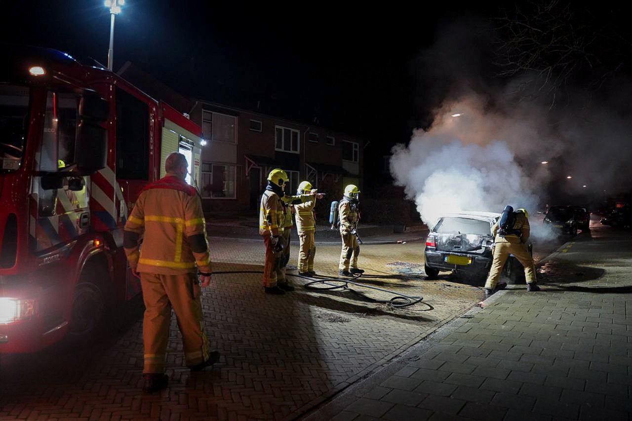 Geparkeerde auto door brand verwoest