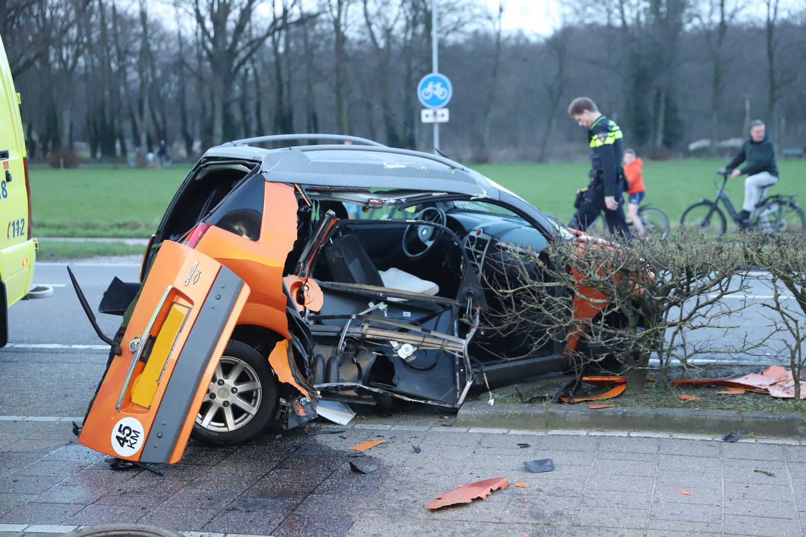 Twee gewonden en veel schade na ongeval tussen motor en brommobiel