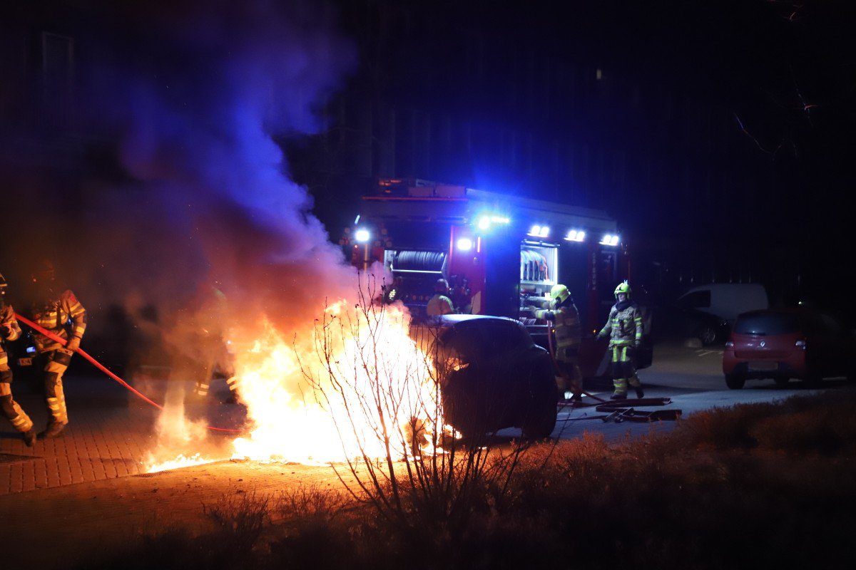 Auto uitgebrand, politie onderzoekt brandstichting