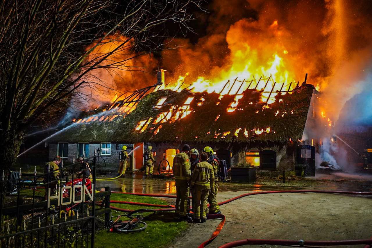 Schoorsteenbrand slaat over naar rietenkap, woning in lichterlaaie