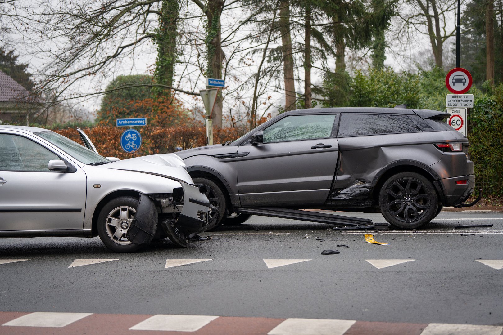 Twee gewonden na ongeval, weg afgesloten voor verkeer