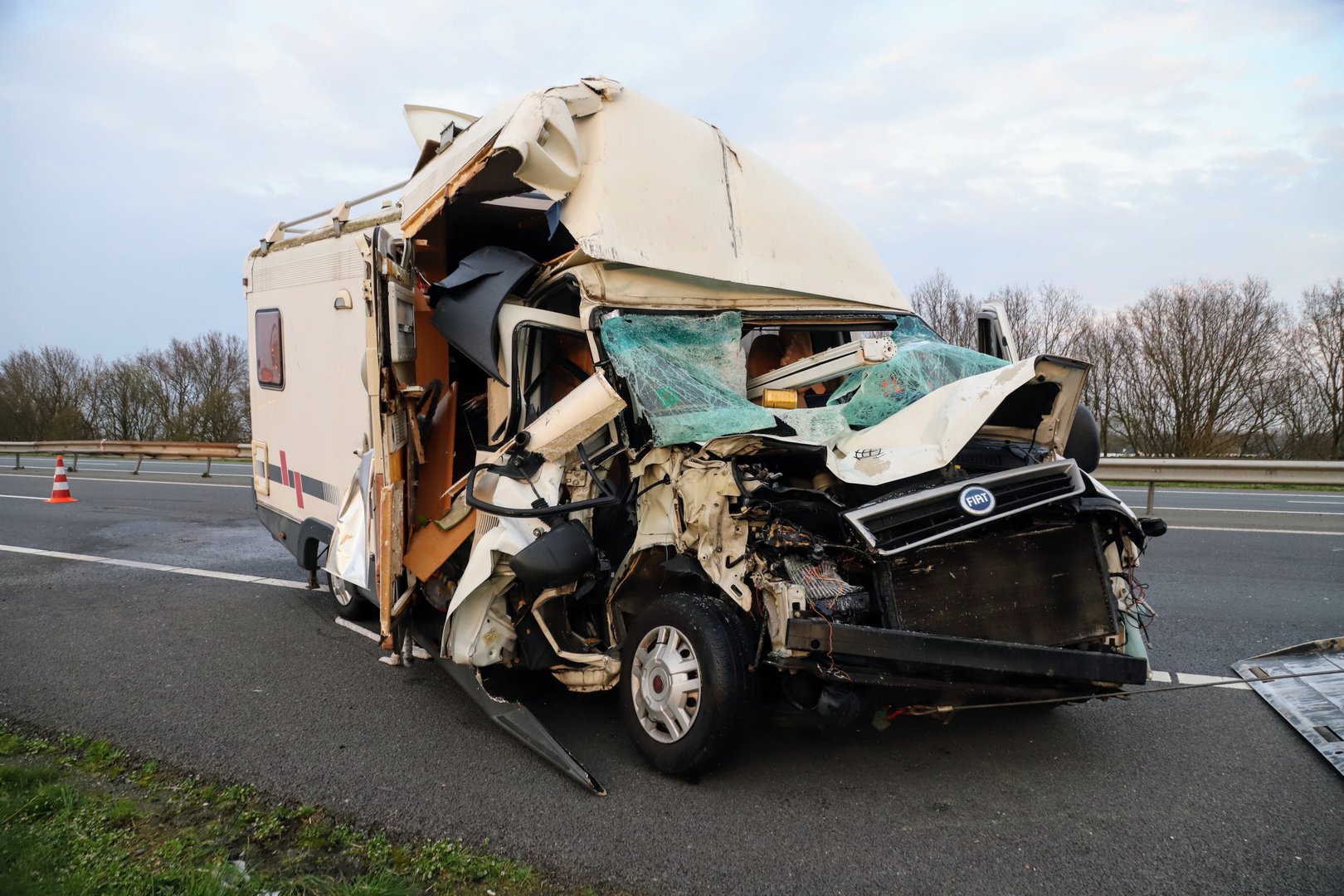 Ravage nadat camper op vrachtwagen botst