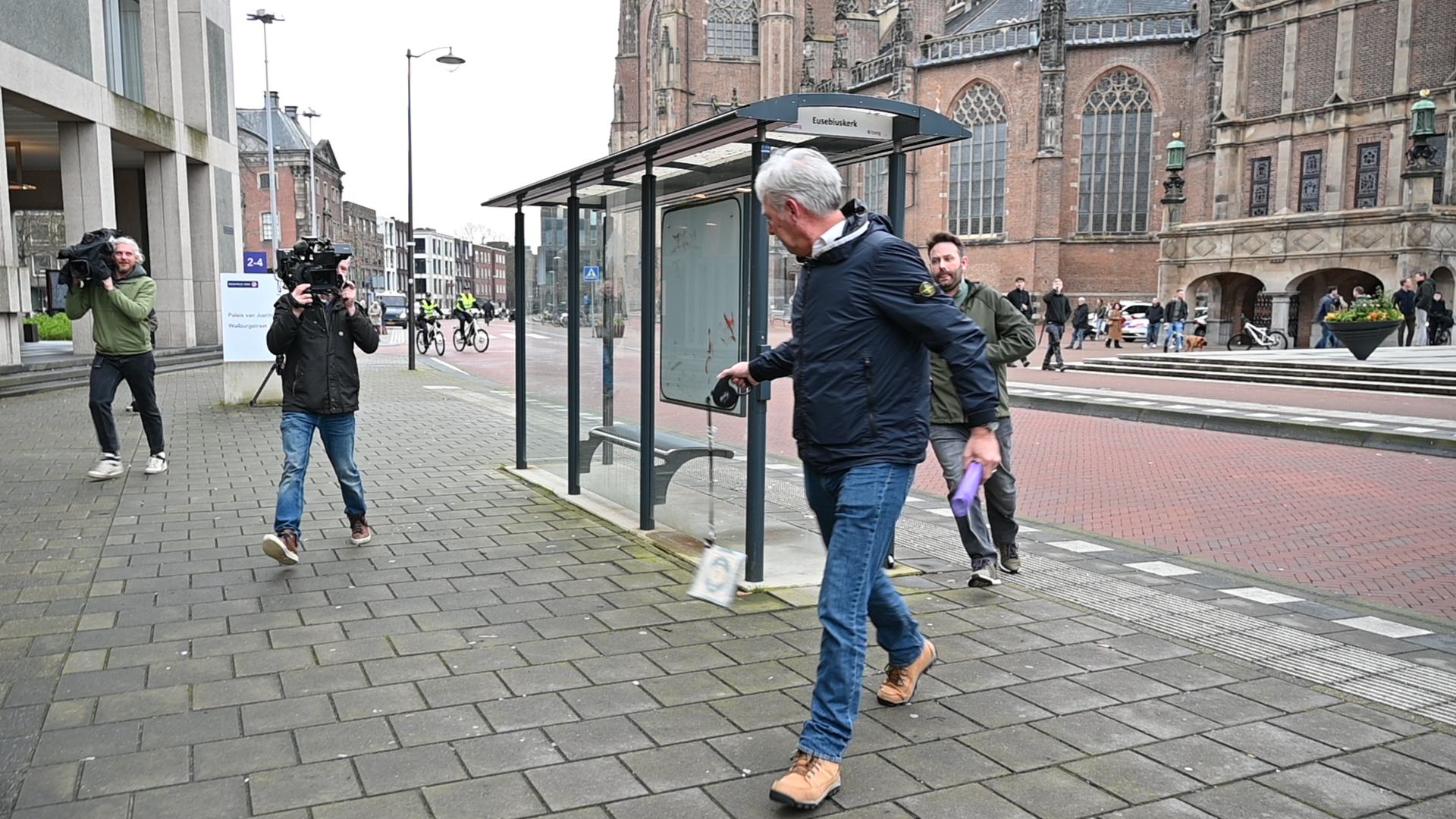 Pegida-voorman Wagensveld in rechtbank aangehouden omdat hij met koran aan hondenriem slingert