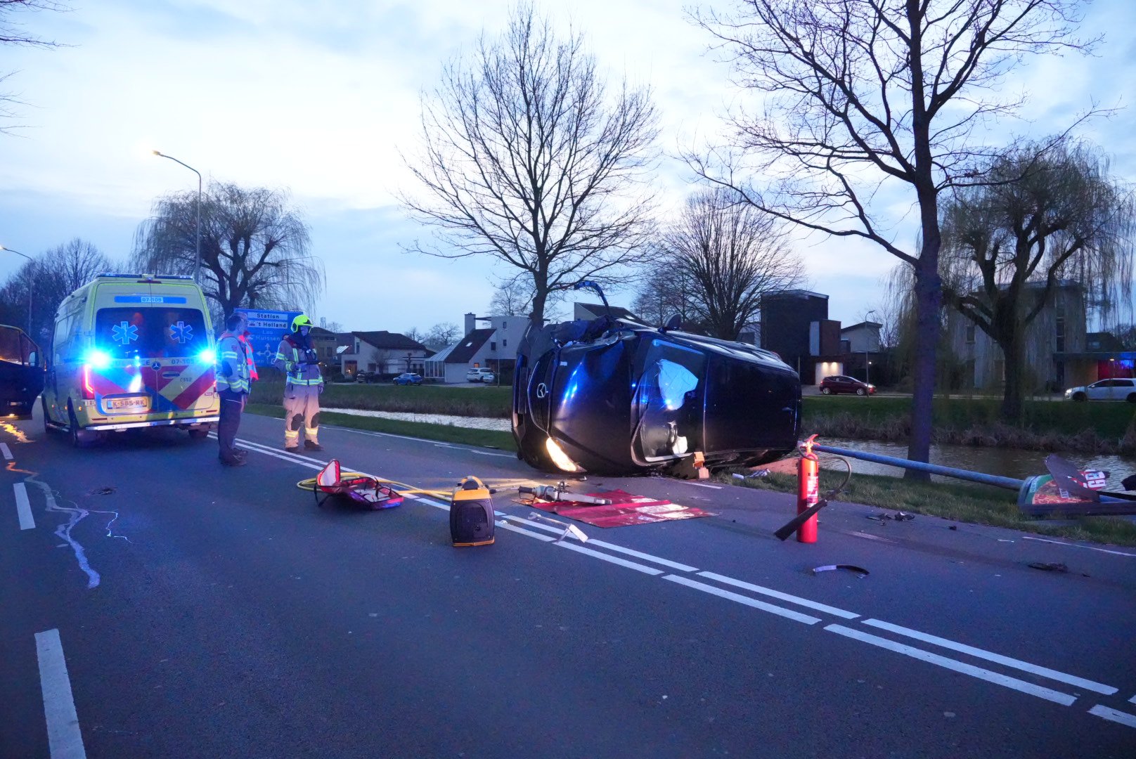 Auto op z’n kant na eenzijdig ongeval