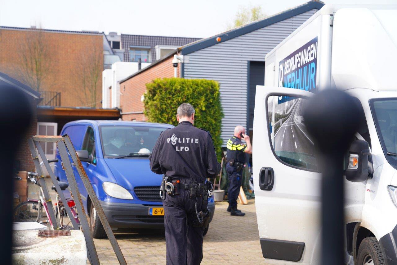 Politie ontdekt drugslab in aanbouw tijdens controle schuur, drie verdachten aangehouden