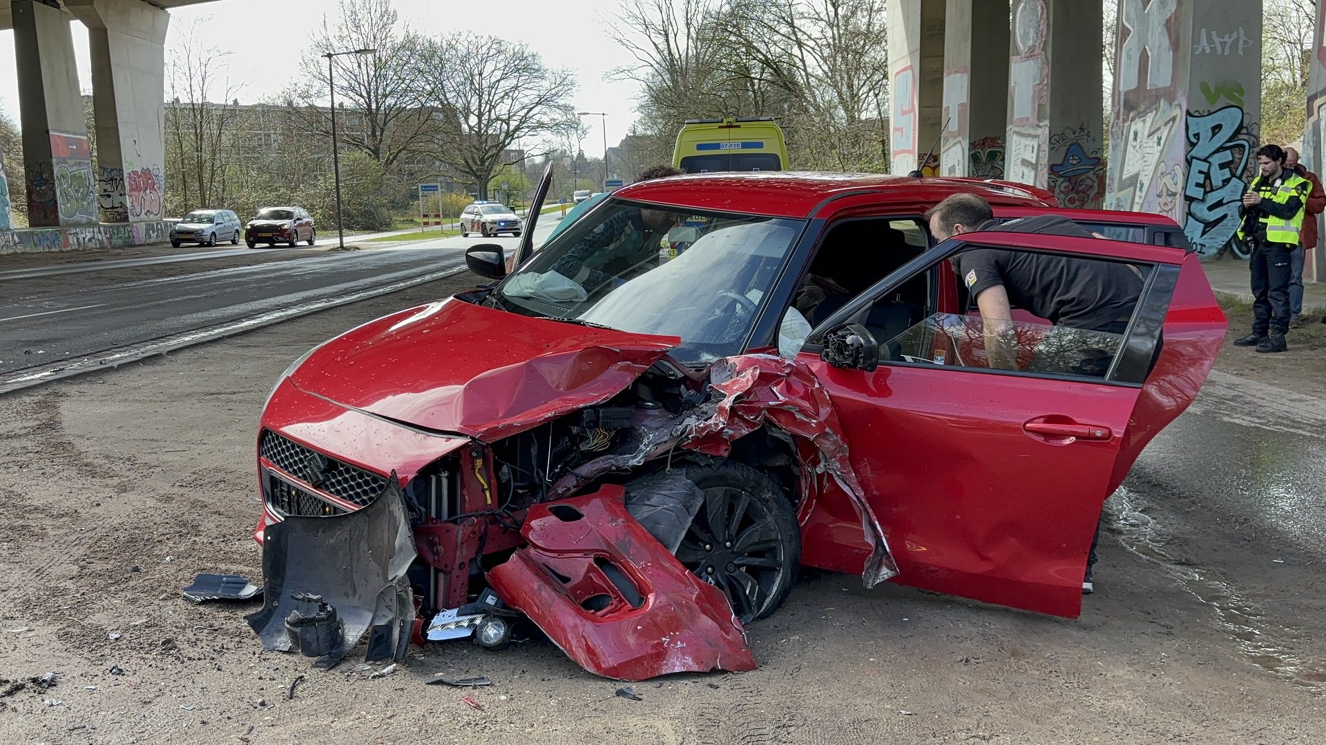 Veel schade na frontale aanrijding in Arnhem