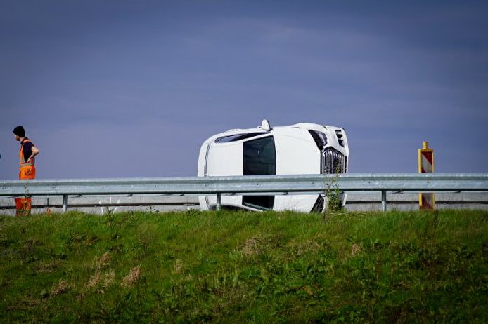 Auto op z’n kant na ongeval