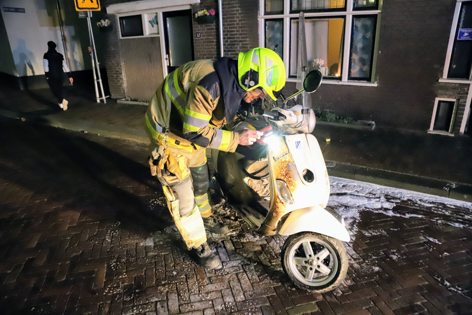 Scooter tegen woning in brand gestoken