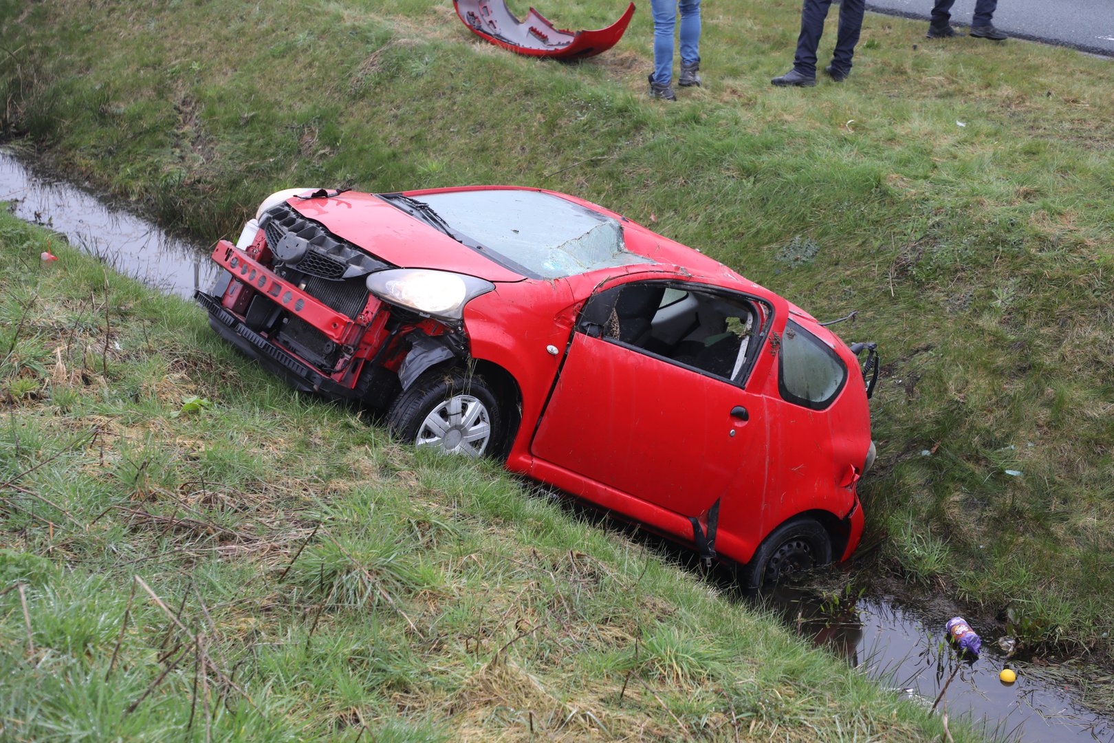 Auto vliegt over de kop en belandt in sloot