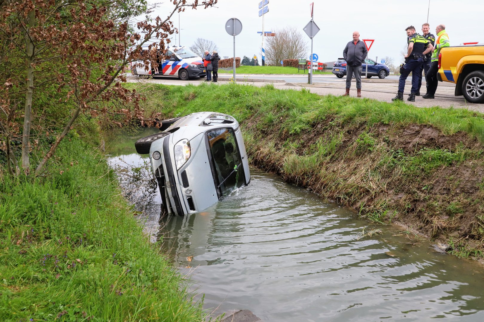 Auto belandt in water, twee inzittenden met schrik vrij