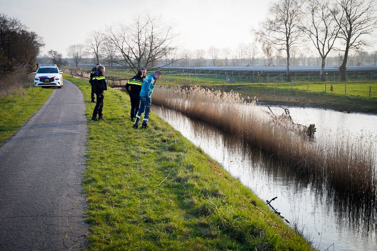 Fietser gereanimeerd na val in water