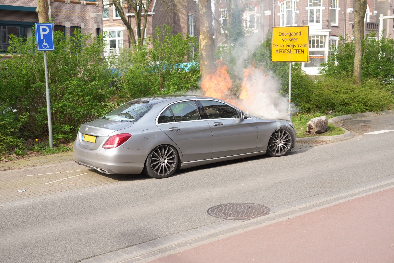 Auto vliegt onder het rijden in brand in Arnhem