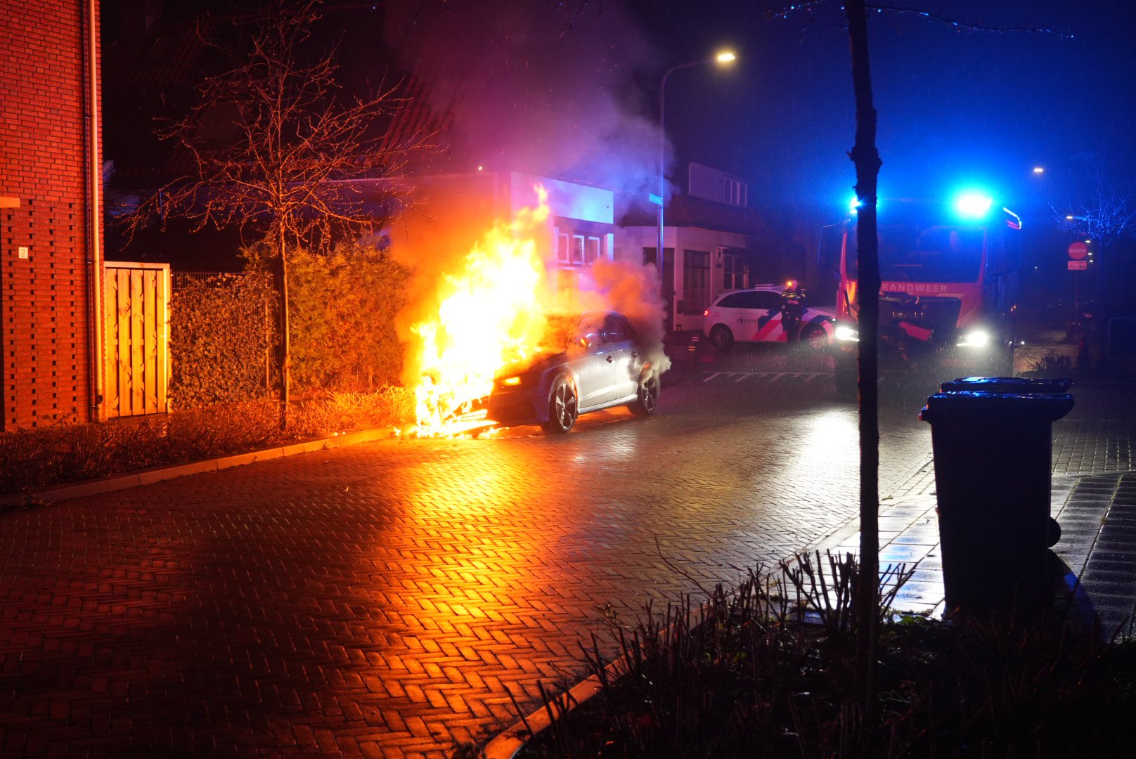 Auto gaat volledig in vlammen op in Velp