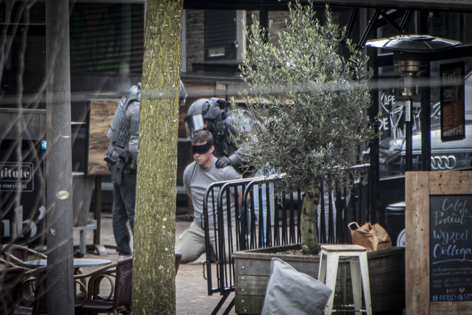 FOTOSERIE EN VIDEO: Gijzeling in café Ede