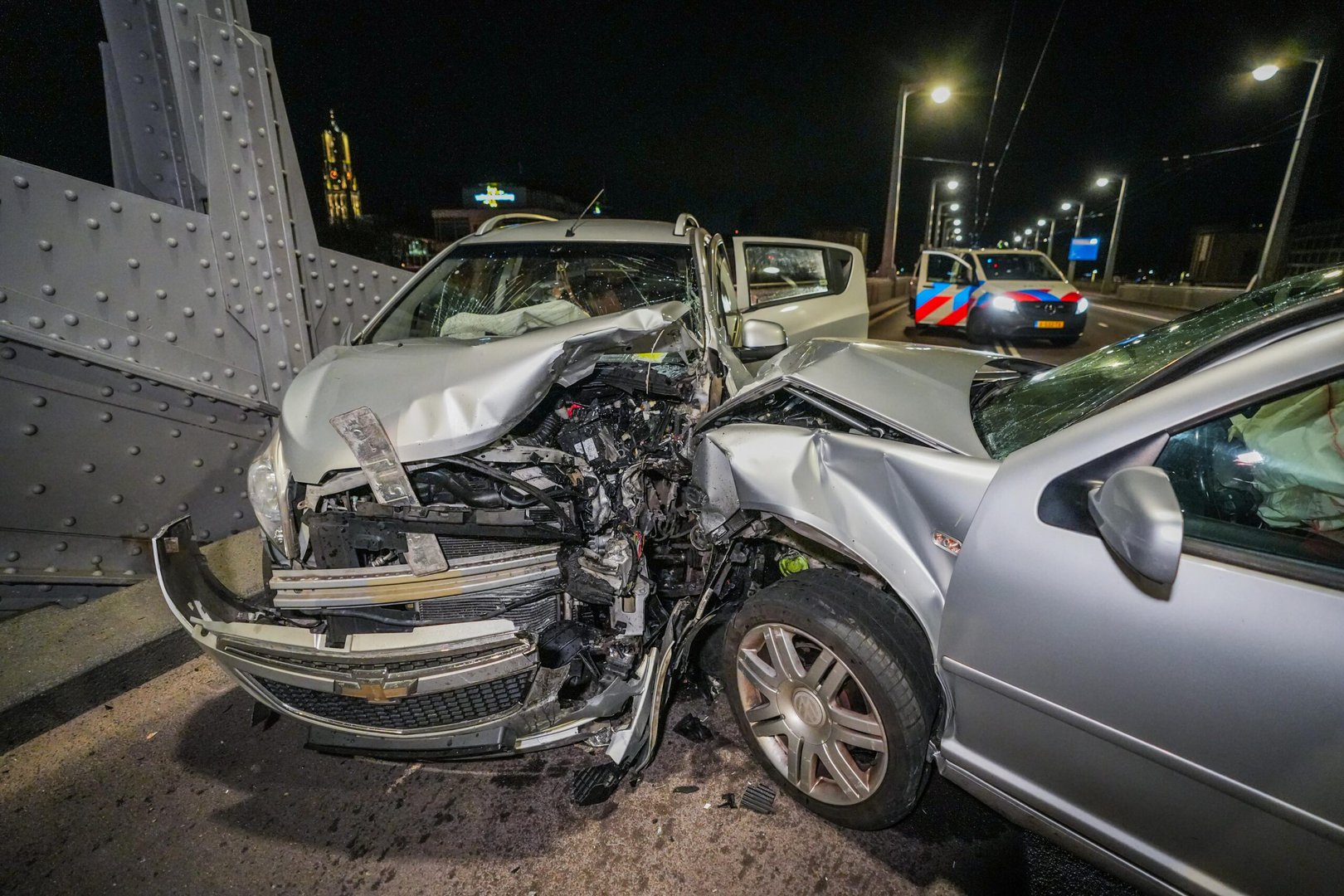 Aanhoudingen bij frontale aanrijding John Frostbrug Arnhem