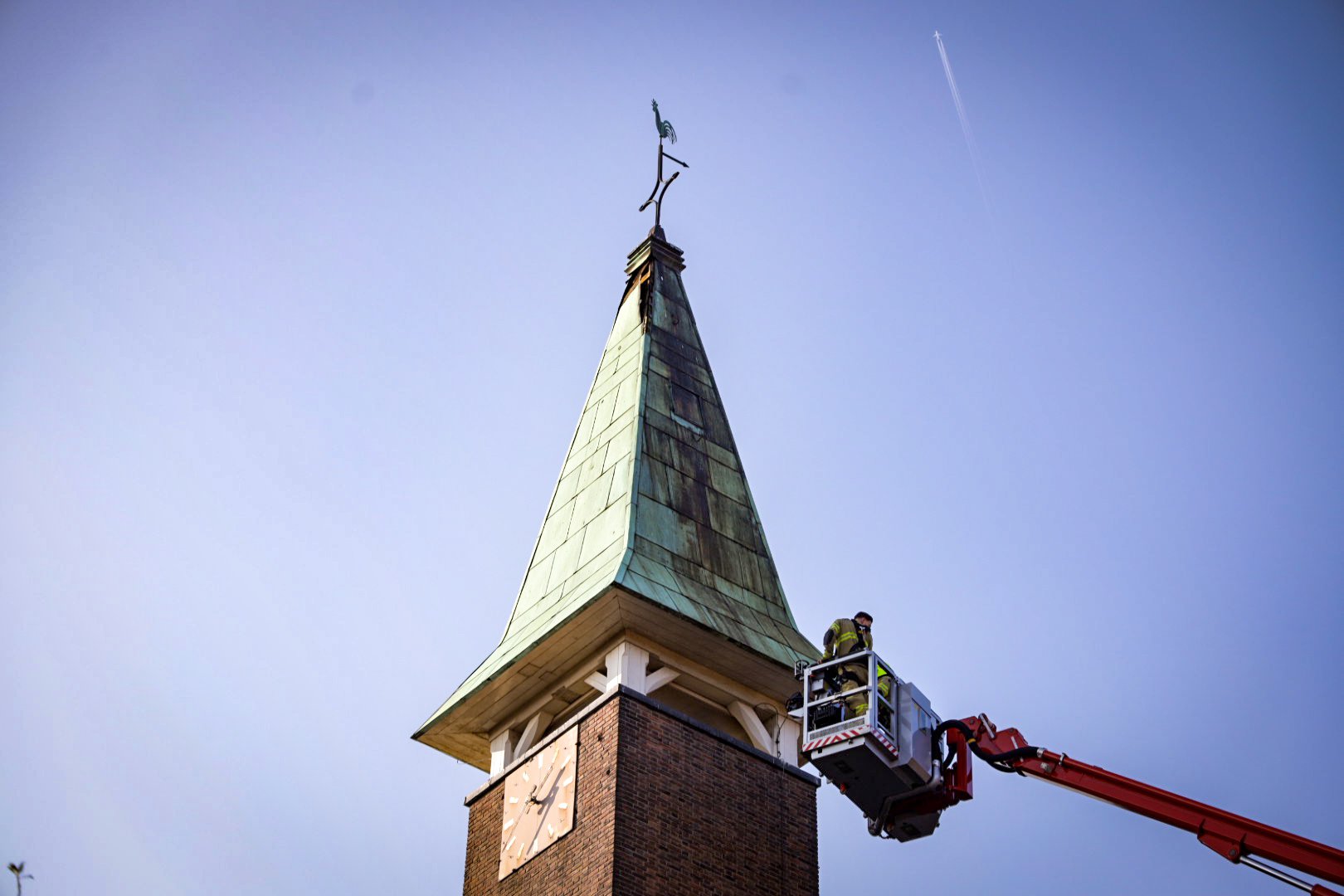 Dakbeplating van kerk laat los, hoogwerker brandweer net te kort