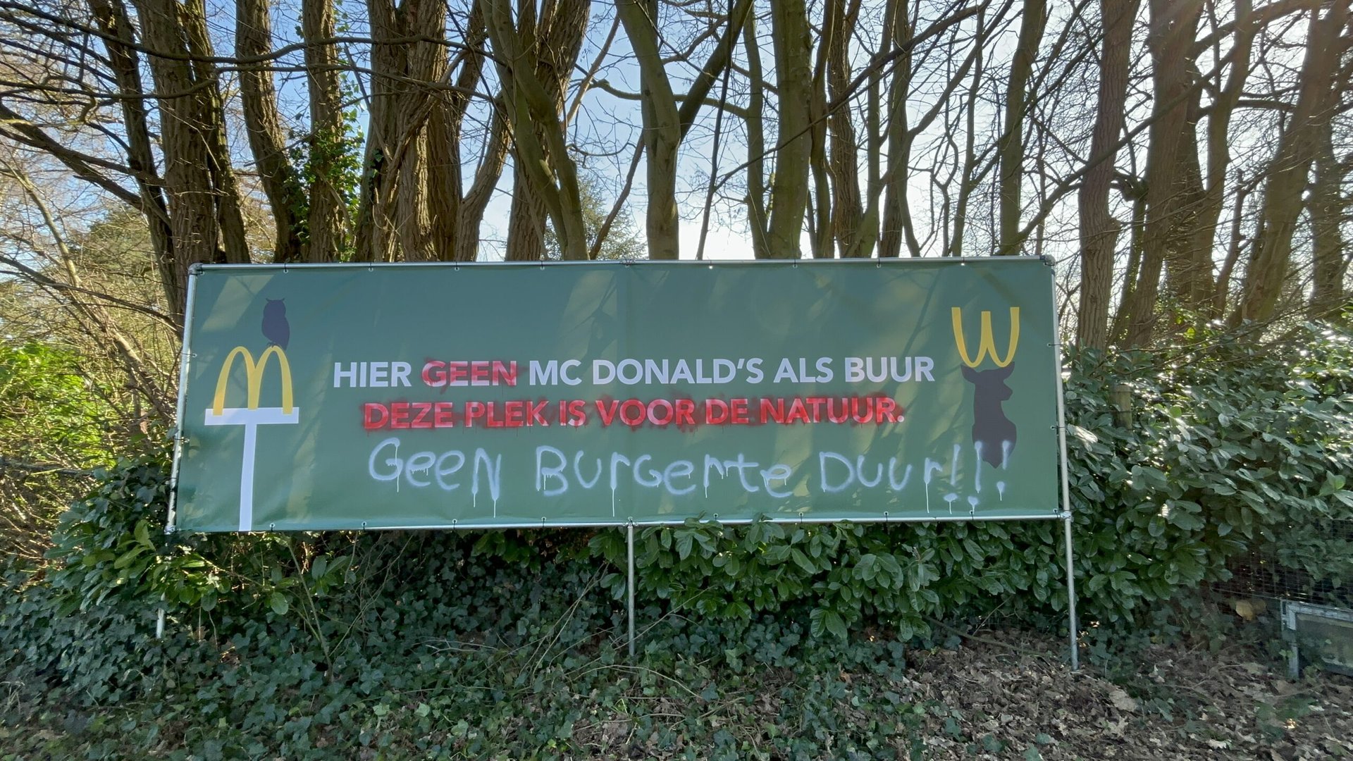 Spandoek tegen McDonald’s Rheden binnen een dag beklad