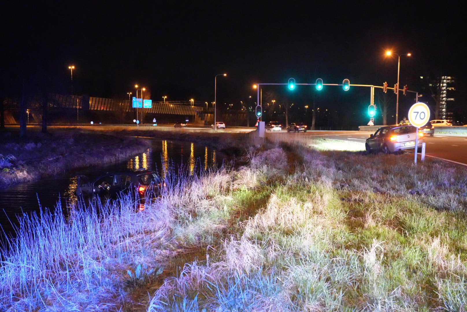 Auto belandt in het water bij ongeval Knooppunt Velperbroek