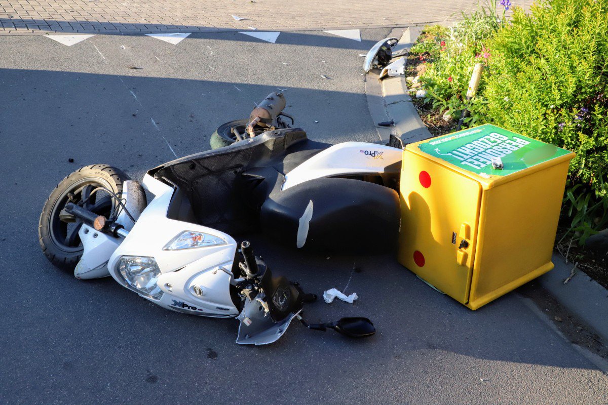 Bestuurder van bezorgscooter gewond na aanrijding