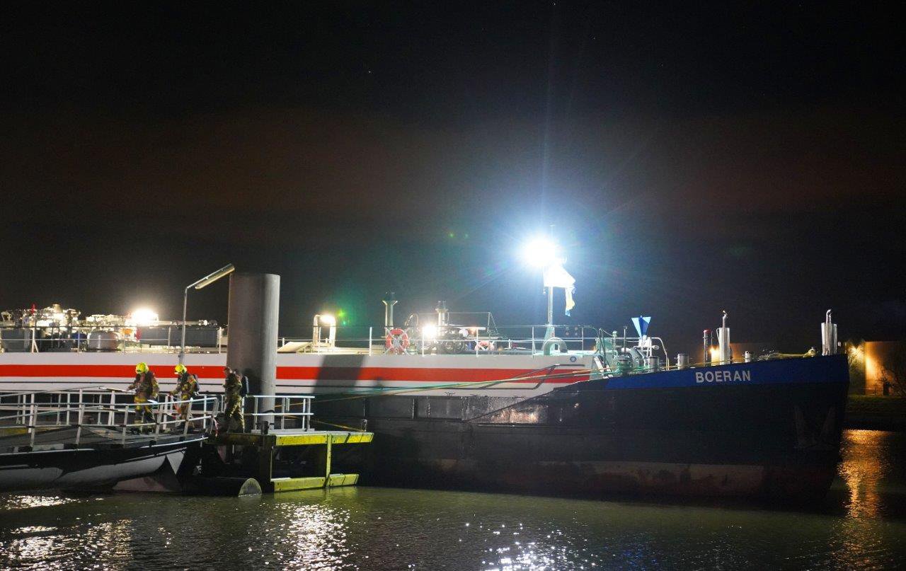 Drie schepen betrokken bij aanvaring op de Waal, ook spoorbrug geraakt