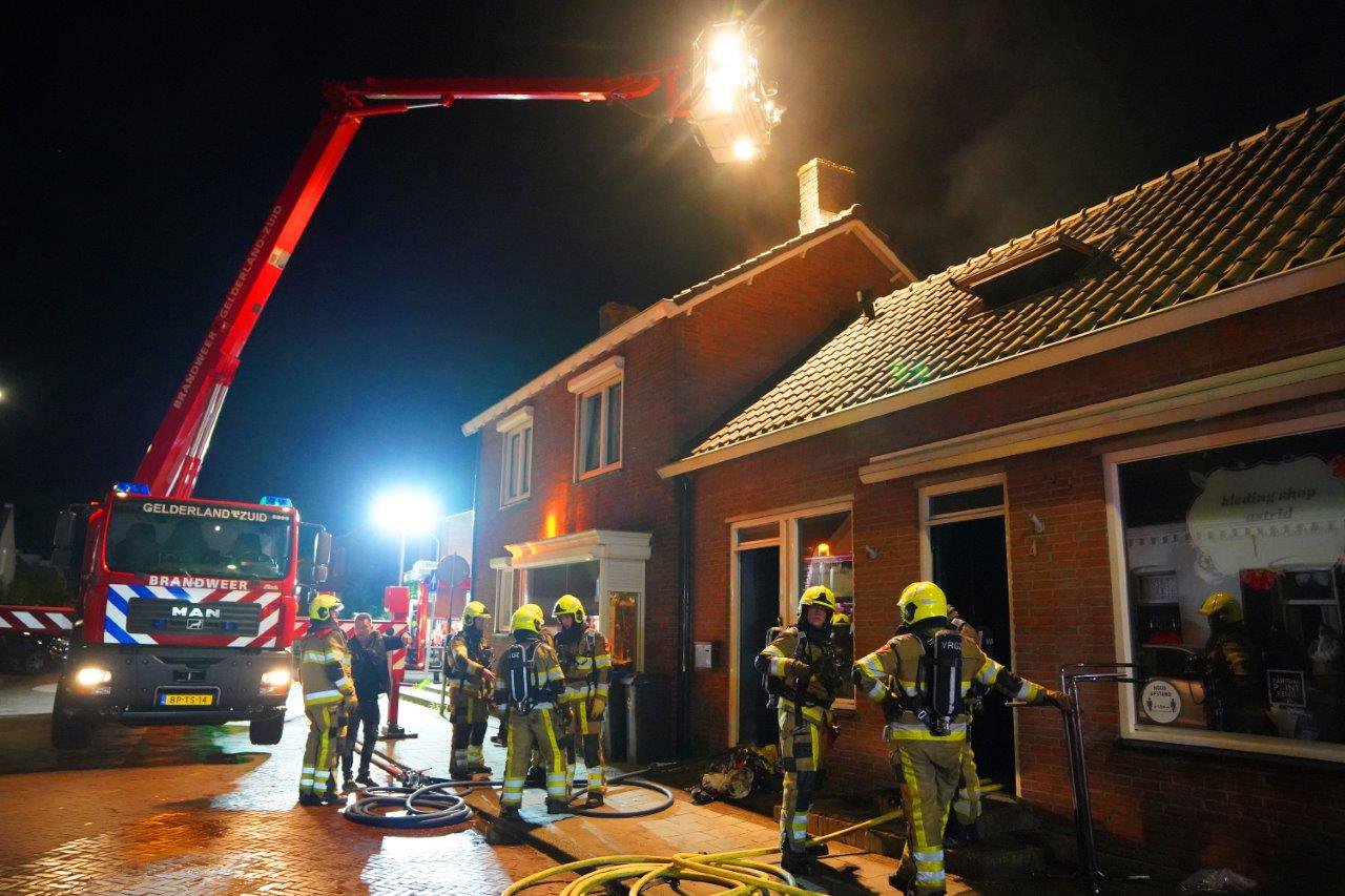 Brand zorgt voor enorme schade bij kledingwinkel