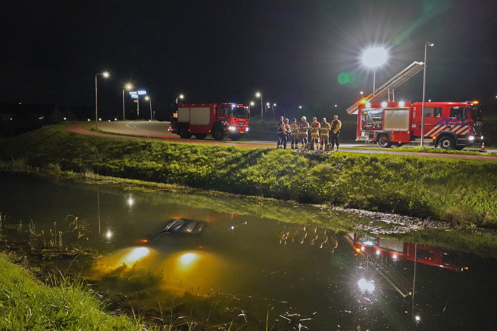 Auto raakte te water, jongen redt vrouw uit auto