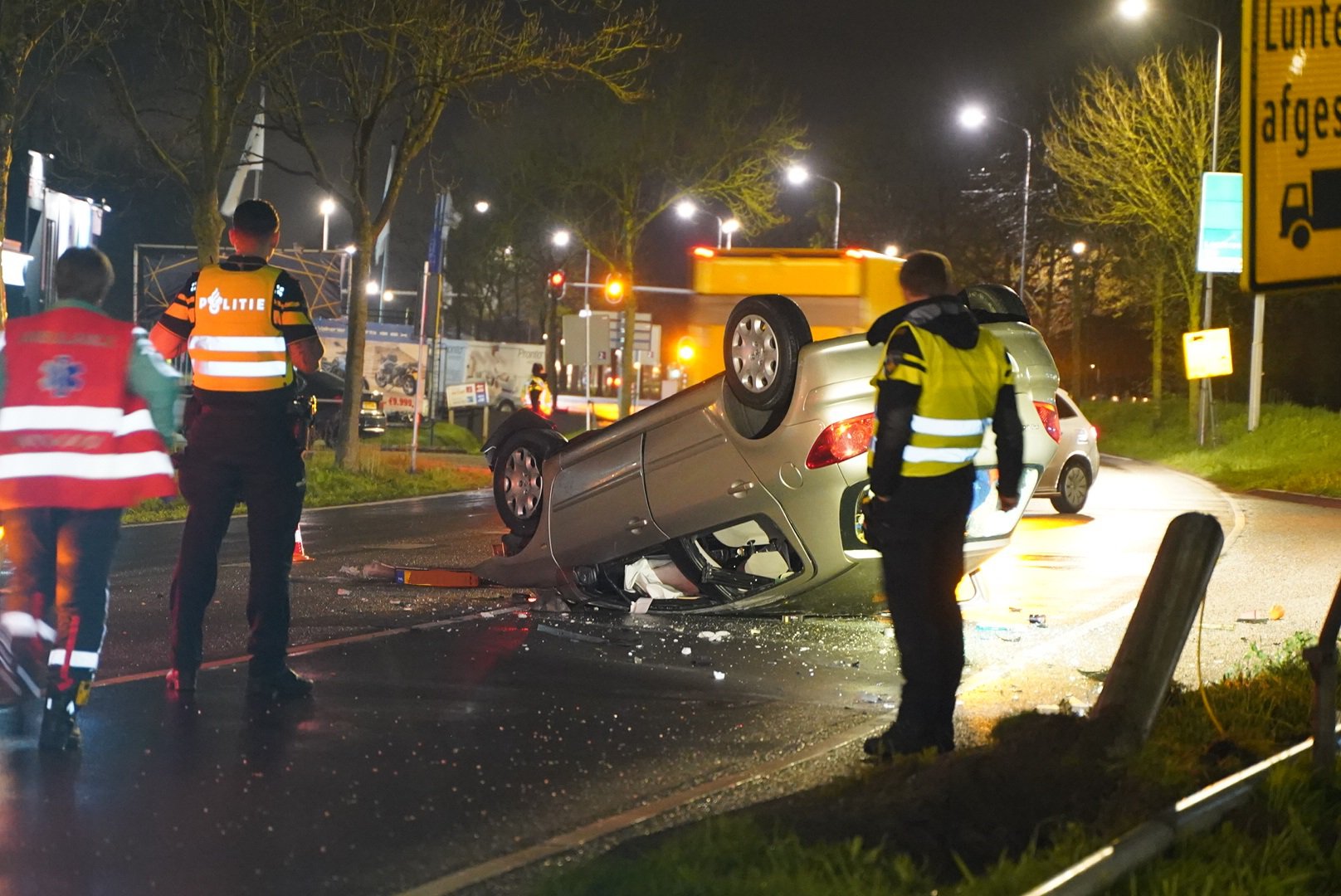 Auto vliegt over de kop na eenzijdig ongeval