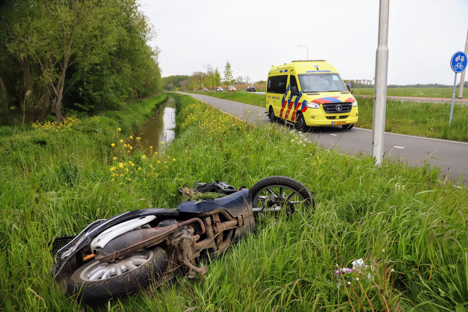 Scooter aangereden, twee gewonden naar ziekenhuis