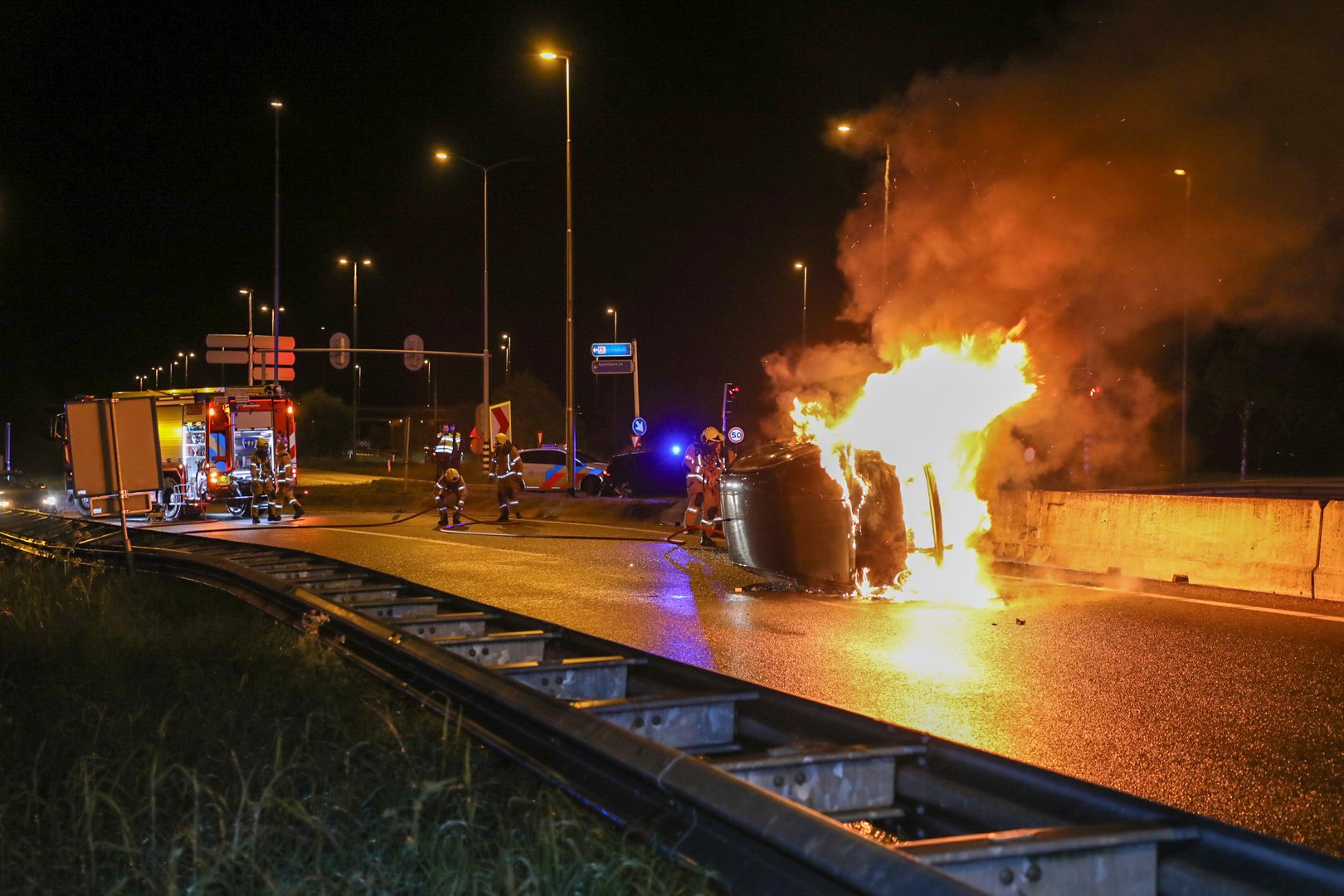 Auto vliegt in brand na ongeval, inzittenden op tijd eruit