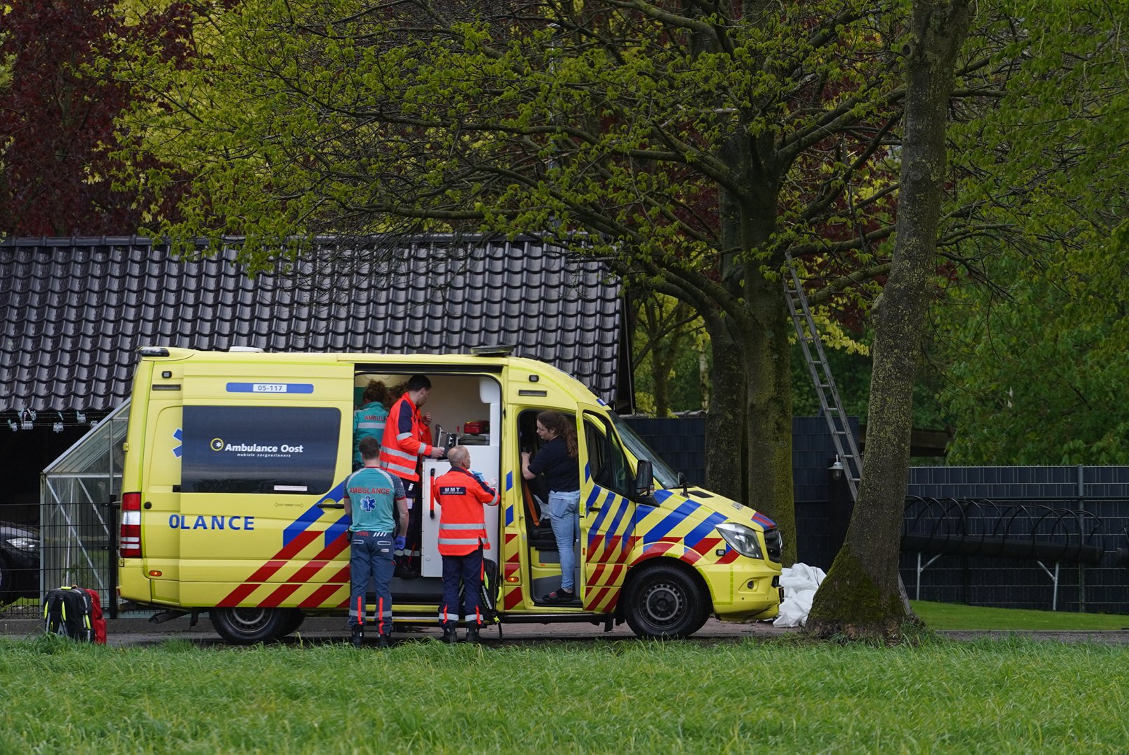 Man zwaargewond na val van ladder