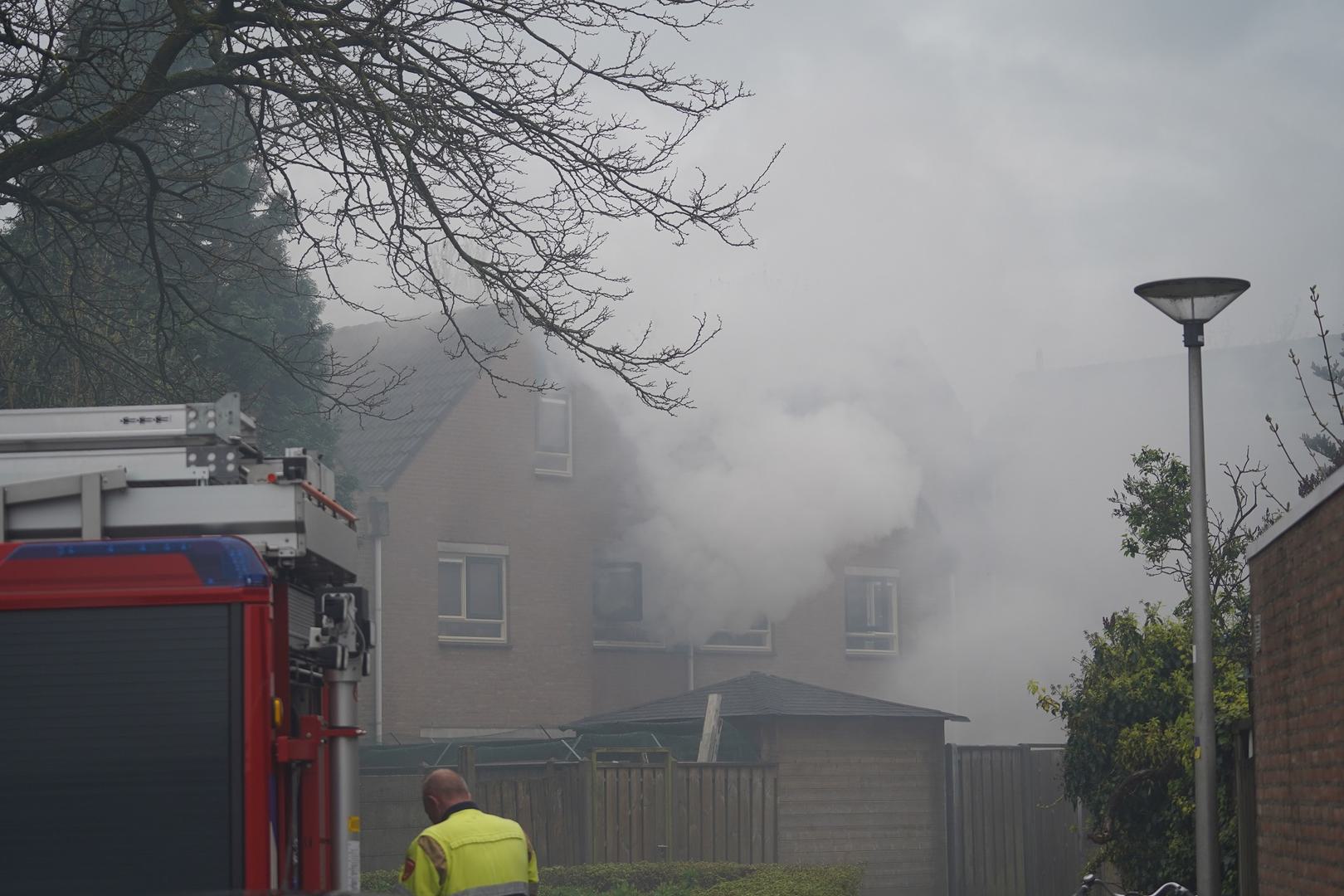 Woning onbewoonbaar na felle brand