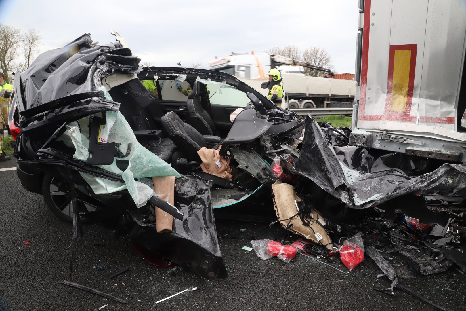 Update: Automobilist overleden na botsing met vrachtwagen