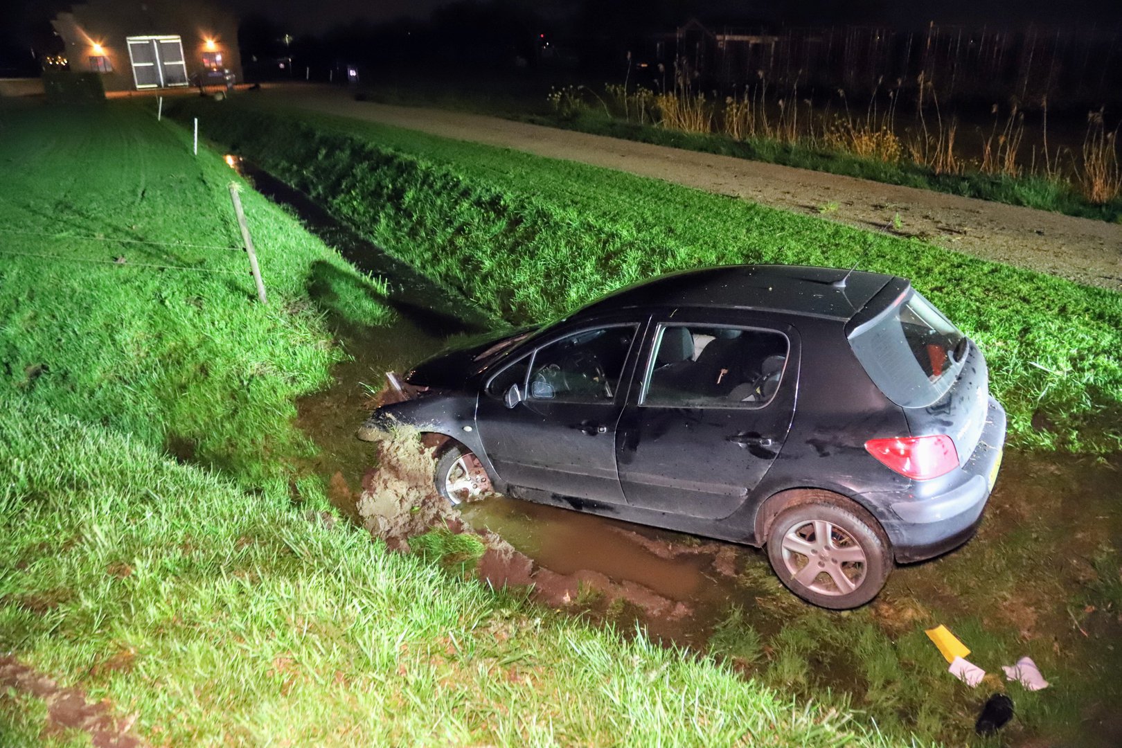 Auto belandt in sloot, bestuurder gewond