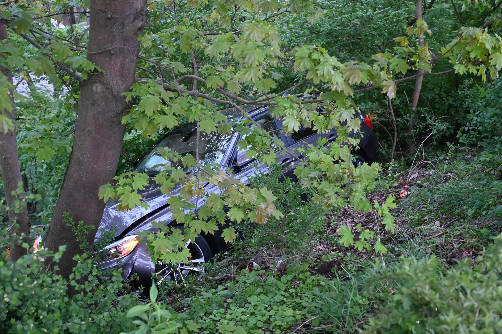 Auto belandt in bosjes na botsing met stadsbus